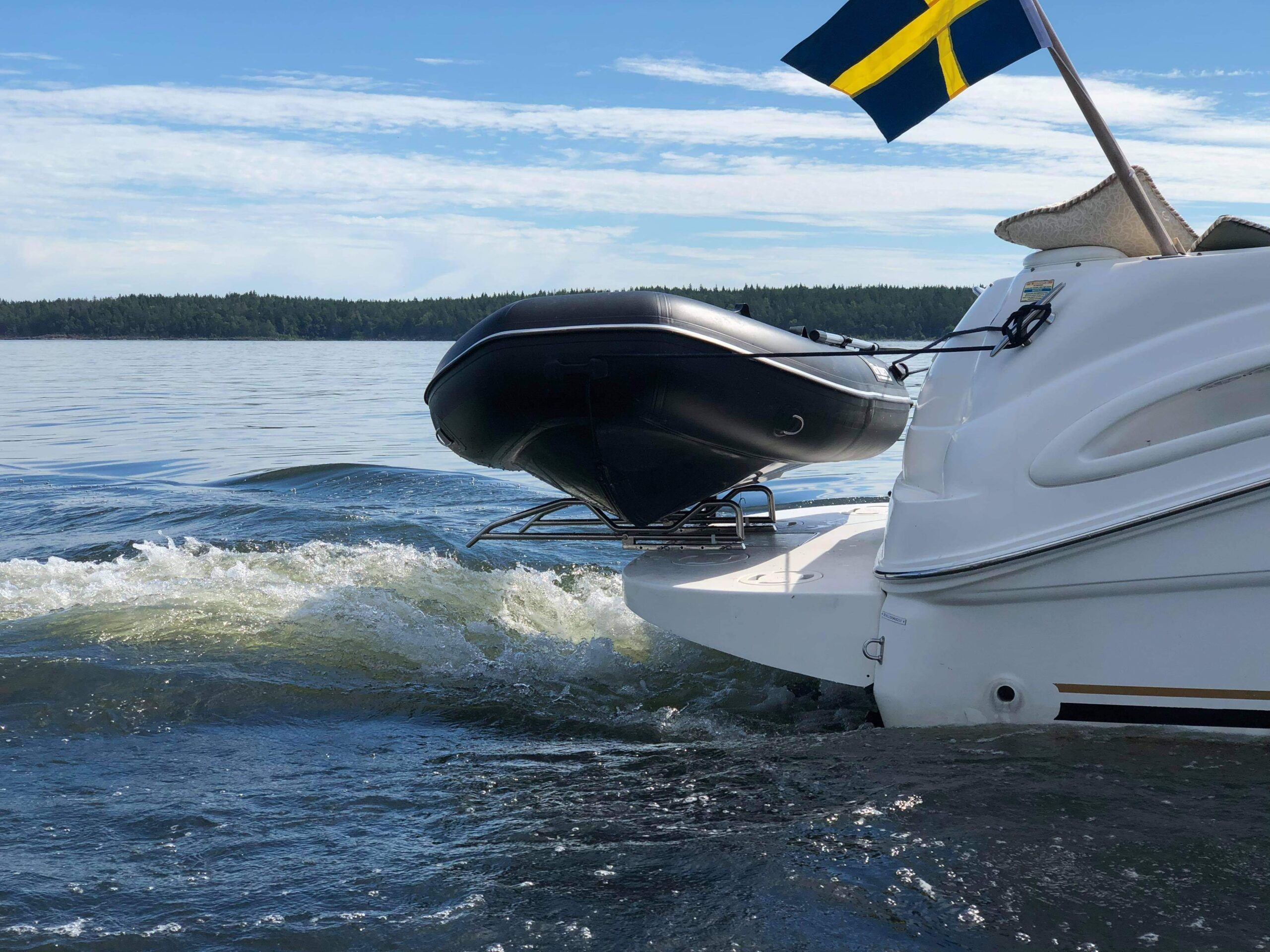 Broberg Marine® självbalanserande båtlyft för montering på badbrygga